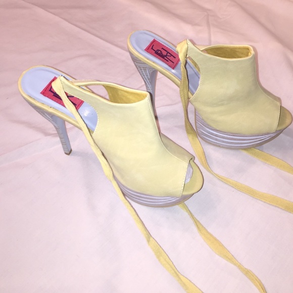 Farenheit laced heels. - Picture 2 of 2