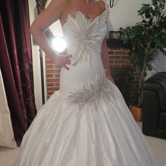BRAND NEW - ORGINAL WEDDING DRESS FROM FRANCE..!!! - Picture 1 of 4