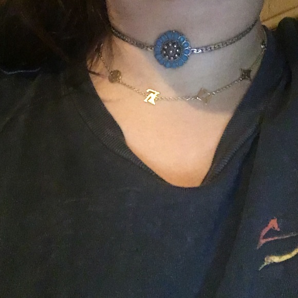 Flower choker