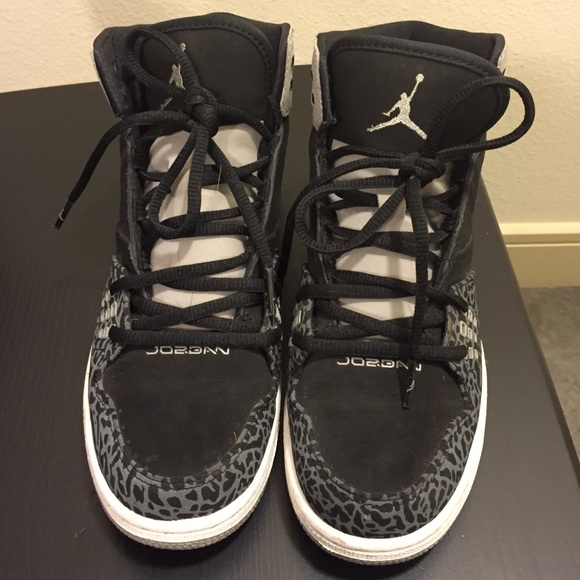 Jordan Shoes - Youth Jordan's size 5Y (women's 6)