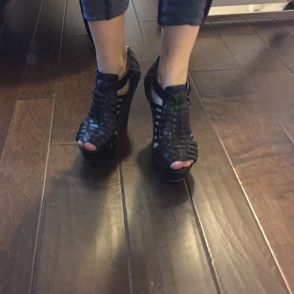 Steve Madden black 6.5 wedges
