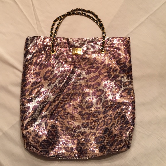 Leopard print shoulder bag.