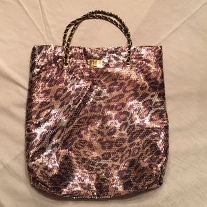 Leopard print shoulder bag.