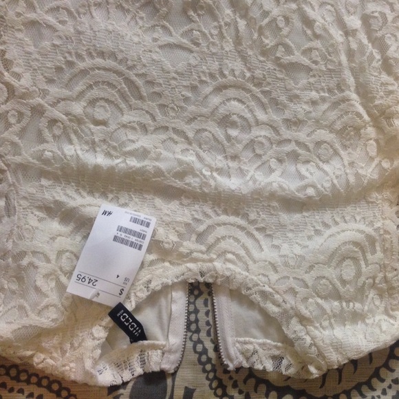 Cream lace dress - Picture 2 of 4