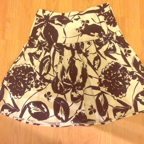 Beautiful Maurices black & white skirt!