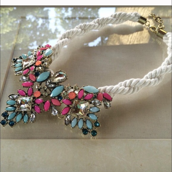 Zara Jewelry - Lovely Zara statement necklace