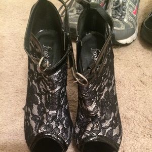 Black lace platform heel