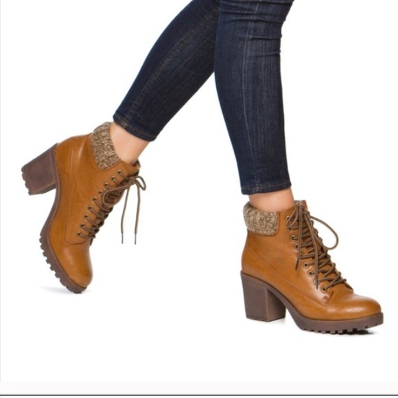 🎉1/6 HP 🎉Adorable heeled boots with knit top