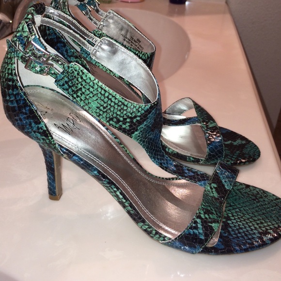 Super cute blue toned snake print heels 🐍💙sexy! - Picture 1 of 4
