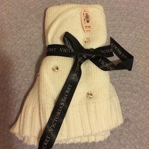 ‼️ VICTORIAS SECRET SCARF AND HAT ‼️