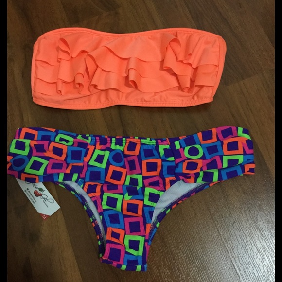 Bikini - Picture 1 of 1