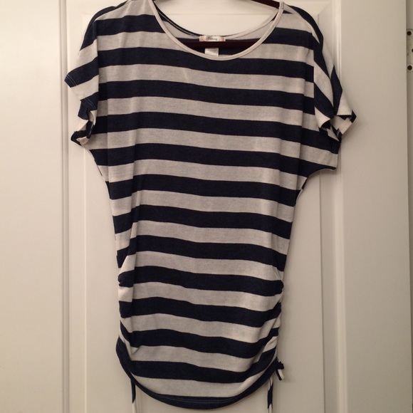Navy & grayish white striped ruched side long T 💙