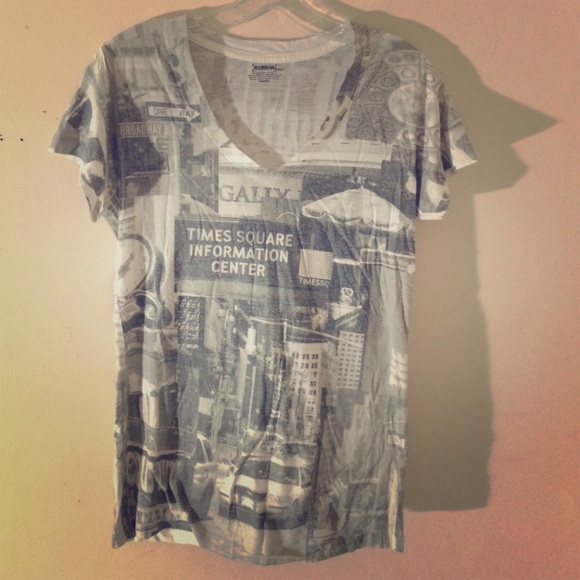 B&W,NYC Scene print, v-neck, short-sleeve top