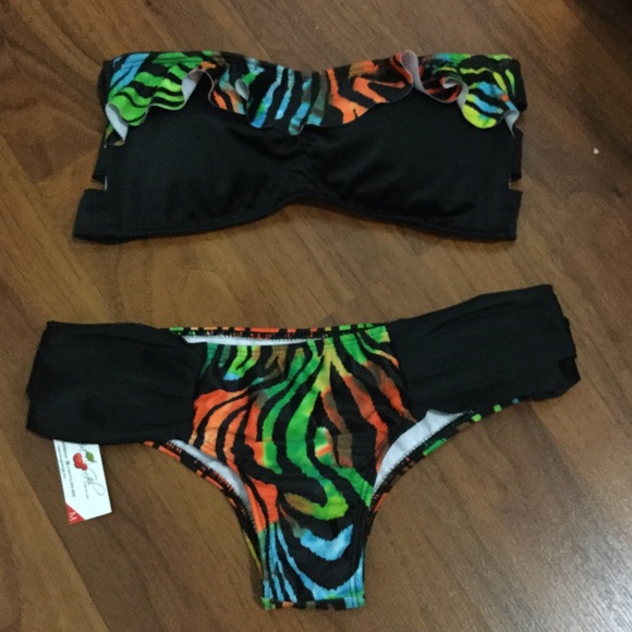 Bikini - Picture 1 of 2