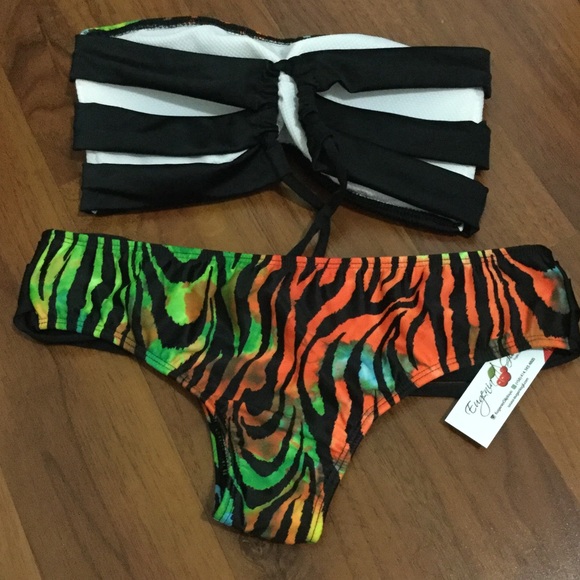 Bikini - Picture 2 of 2