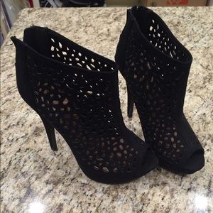 Black cute heel/open toed bootie!