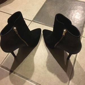 Steve Madden 7.5 black leather and suede booties