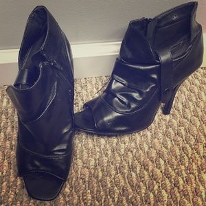 Peep Toe Black Leather Heels👠