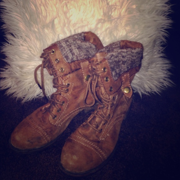 Knit combat boots !