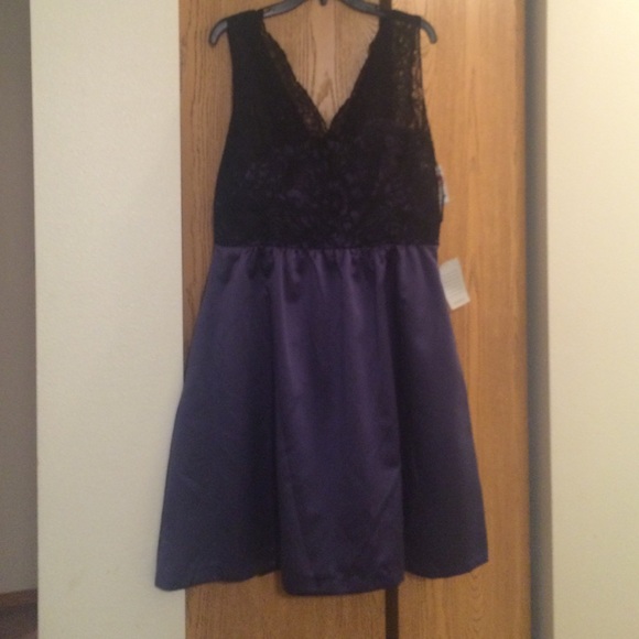 🎉🎉host pick🎉🎉Beautiful lace and satin dress - Picture 3 of 4