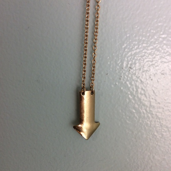 Gold arrow necklace