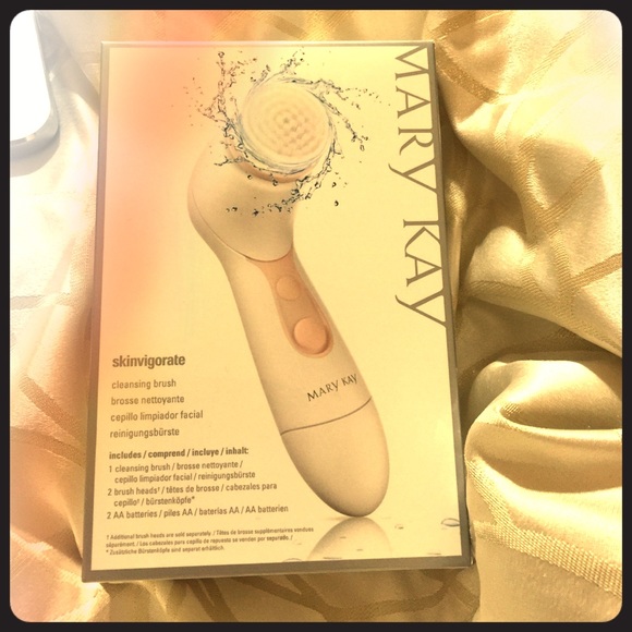 Skin cleansing brush