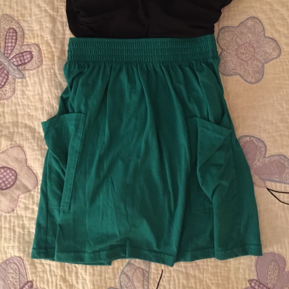 Green skirt - Picture 2 of 3