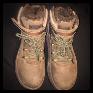 Ugg  Hearst Snow Boots Thinsulate Brand New