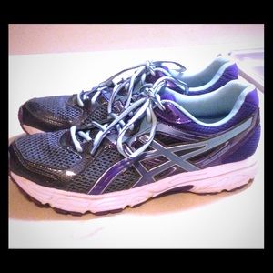 Women's Asics Gel Sneakers, Like New!