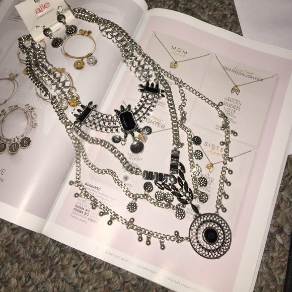 Alle Jewelry - Beautiful Boho Necklace w/ Earrings