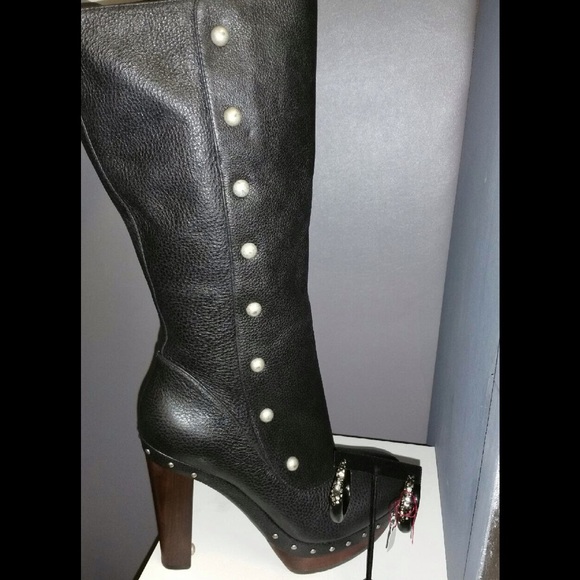 New Ugg boot....black leather....lamb sole inside