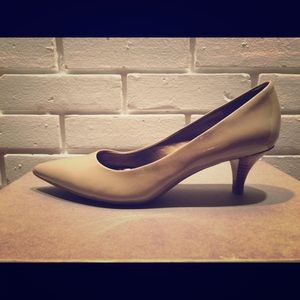 Bandolino "Zazie" Natural Patent Pump