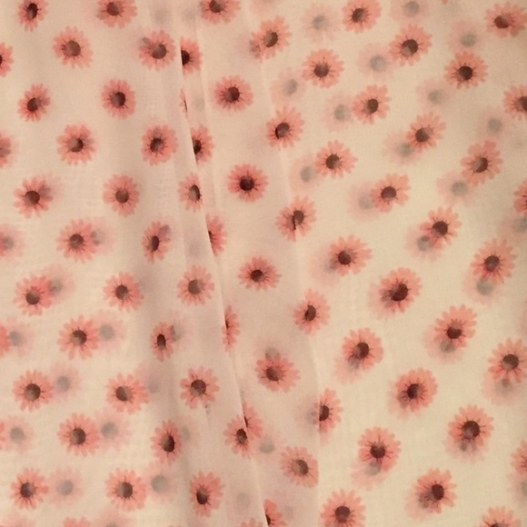 Cute flowy top - Picture 2 of 3