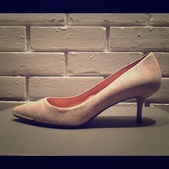 Enzo Angiolini "Graysn" Gold Pump - Picture 1 of 4