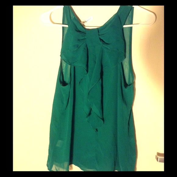 Super cute top with bow in the back✨❤️✨❤️✨ SALE