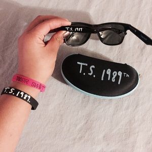 🚫ON HOLD🚫⚪️T.S. 1989 Tour Sunglasses Set⚪️