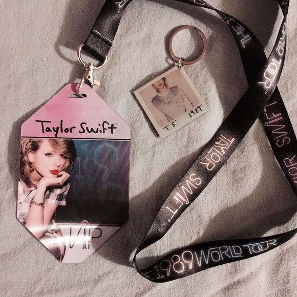 💥FLASH SALE💥⚪️T.S.1989 Tour Lanyard & Key Chai⚪️