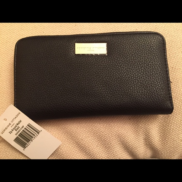 Adrienne vittadini zip around black wallet!