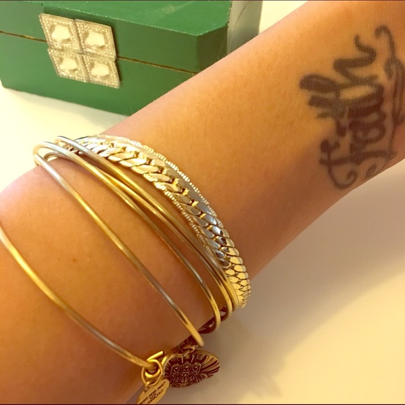 CindyLBB Jewelry - πGold Chain Bracelet π CindyLBB Jewelry - πGold Chain Bracelet π