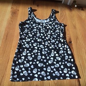 SKULL & HEARTS BLACK & WHITE TANK TOP. SZ LARGE