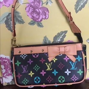 Faux Louis Vuitton purse. Looks authentic!