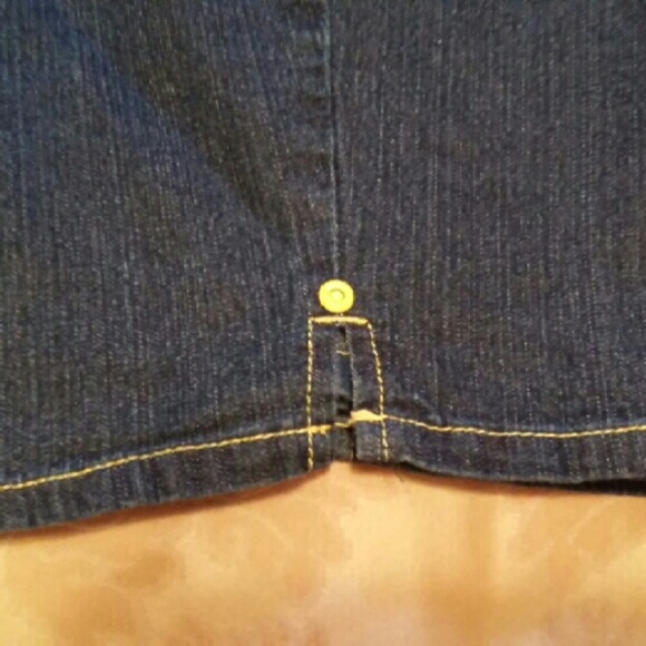 *Final Sell Price* What's Hot Jean Shorts - Picture 2 of 4