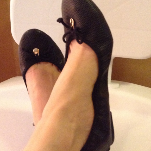 NEW Cute and comfy black leather looking flats