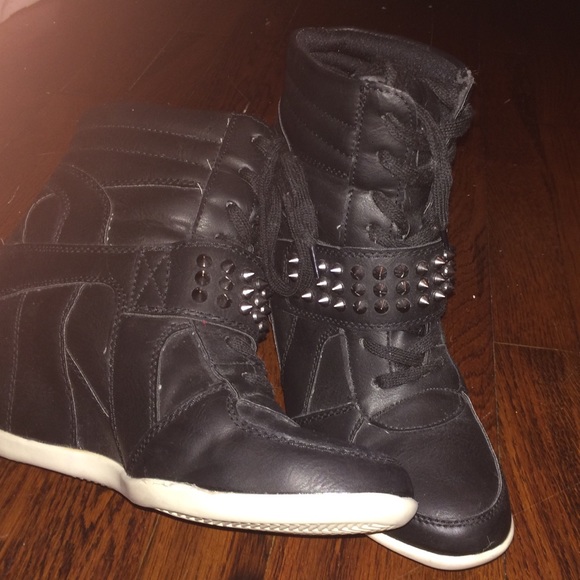 ALDO Black Sneaker Wedges with Velcro Stud Strap! - Picture 2 of 4