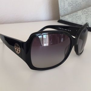 Black Tory Burch Sunnies!