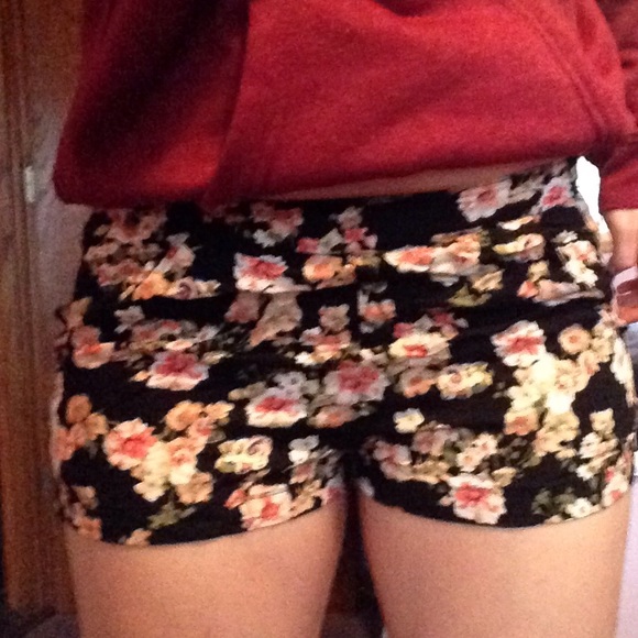 Shorts - Picture 3 of 4
