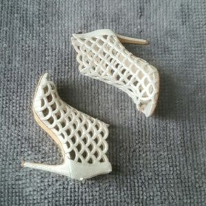 New low price!! Caged Vince Heels