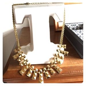 GOLD STATEMENT NECKLACE