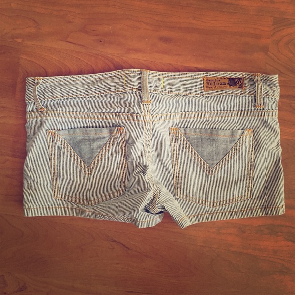 Volcom size 5 shorts like new