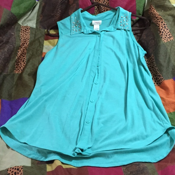 Really cute top with sequence - Picture 1 of 3